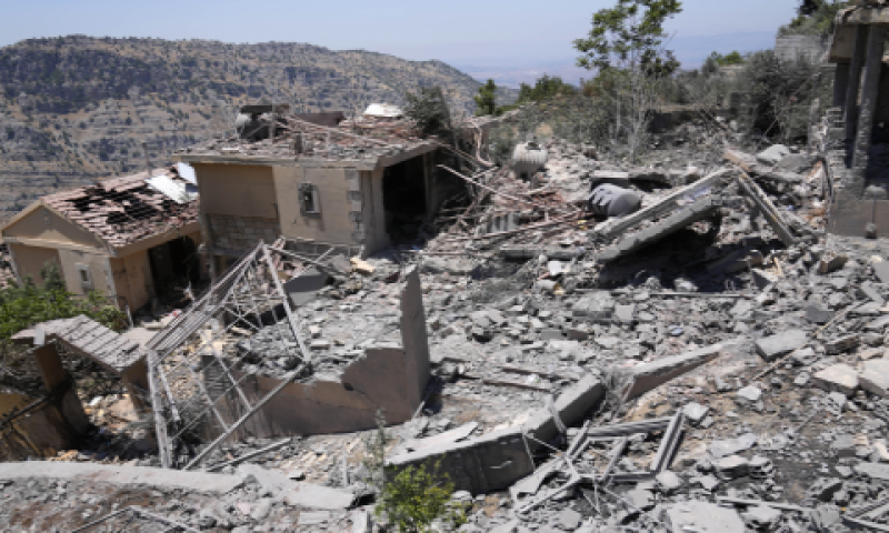 : בתים הרוסים שנפגעו מתקיפה אווירית ישראלית בלבנון [צילום: חוסיין מאלה/AP]