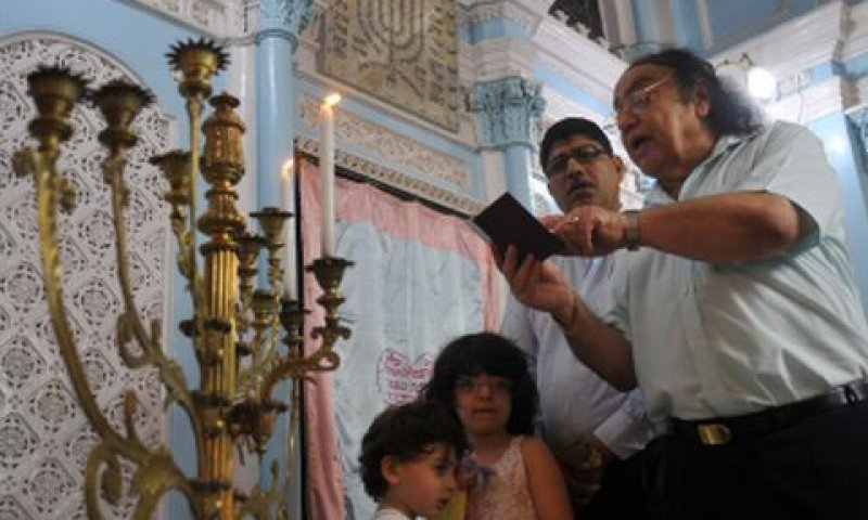 יהודים מקומיים מתפללים במומבאי שבהודו [צילום: AP]