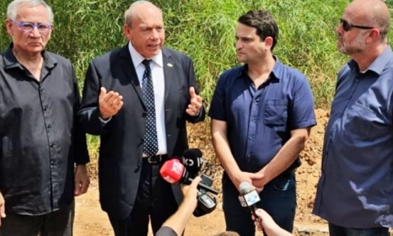 המבקר וראשי הערים, היום במפעל תע"ש [צילום: משרד מבקר המדינה]
