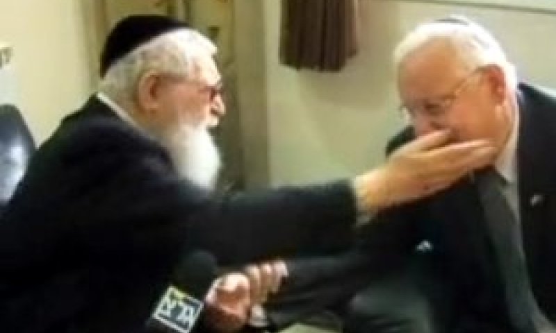 מימיל לשמאל: ראובן ריבלין והרב עובדיה יוסף