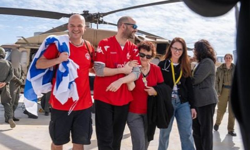 יאיר הורן ובני משפחתו, עם הגעתם לבית החולים [צילום: דובר צה"ל]