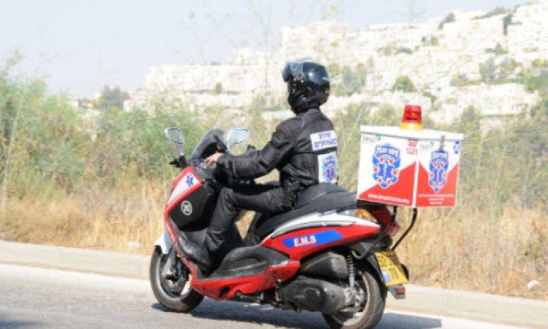 חובש איחוד הצלה רוכב על אופנולנס [צילום: יח"צ]