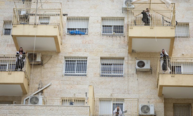 מניין מרפסות בבית שמש [צילום: יעקב לדרמן/פלאש 90]