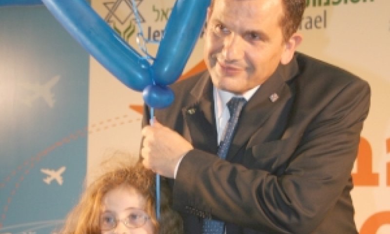 השר אדרי מקבל את פני העולים [צילום: יצחק אלהרר, סקופ 80]