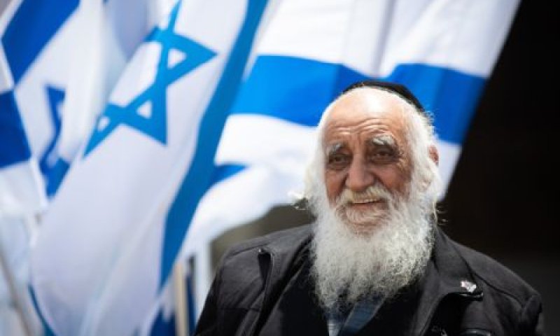 יותר יהודית או פחות? יעיש גיאת מדליק המשואה [צילום: יונתן זינדל/פלאש 90]