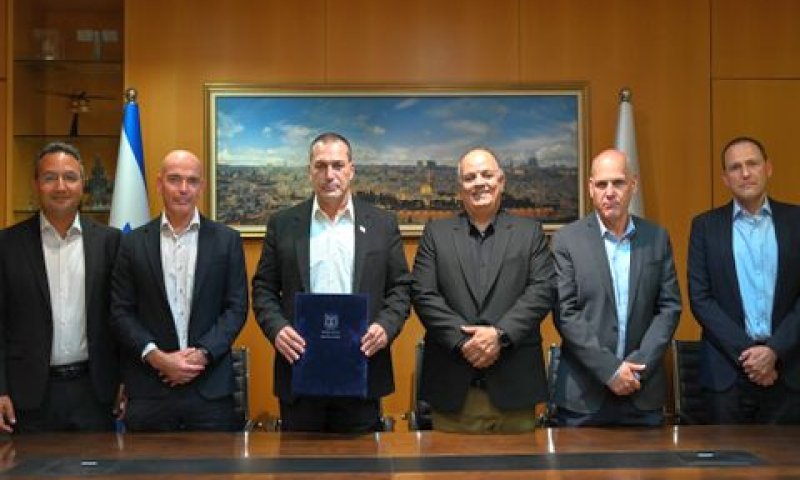 מעמד החתימה [צילום: אגף דוברות וקשרי ציבור במשרד הביטחון]