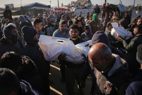 גבר נושא גופתו של שאם אבו חדאייד שנהרג בתקיפת צה"ל בחאן יונס [צילום: AP/עבד אל-כרים]