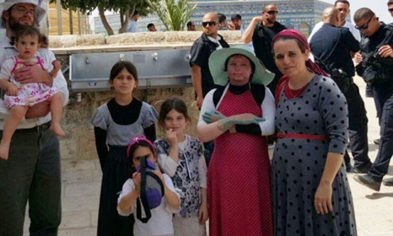 שפירא ומשפחתה בהר הבית [צילום: גילעד הדרי, 'חוזרים להר']