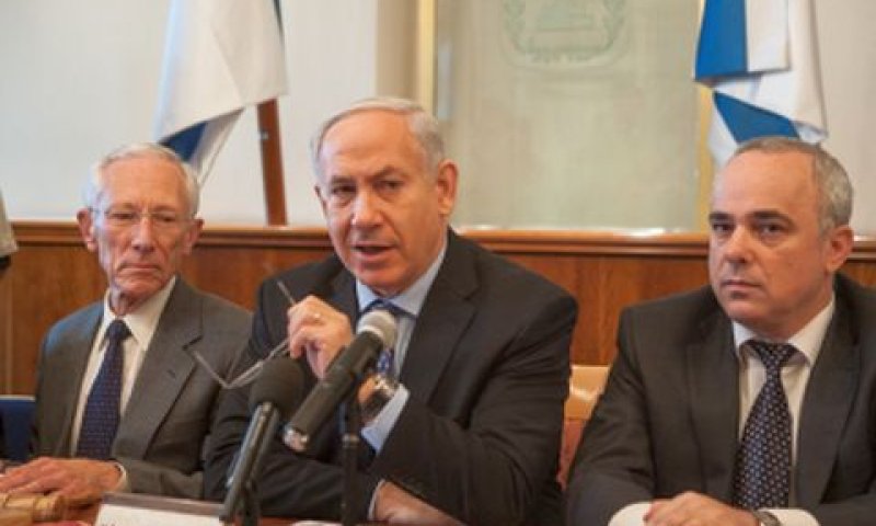 שטייניץ, נתניהו ופישר בישיבת הממשלה היום. "לא נפגע בהורדת יוקר המחיה" [צילום: פלאש 90]