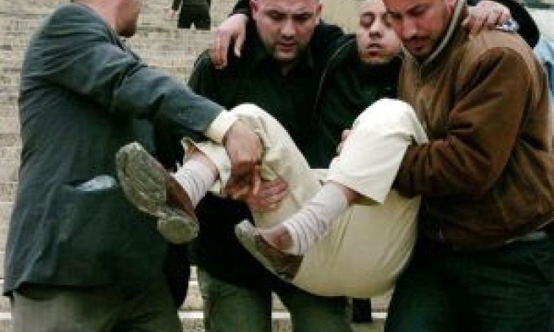 פצועים מפונים מהפיגוע [צילום: AP]