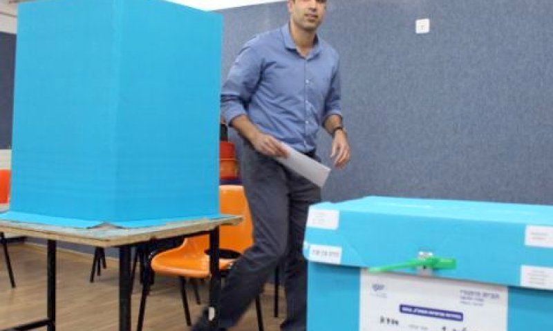 המועמד יוני שטבון מצביע בקלפי בירושלים [צילום: פלאש 90]