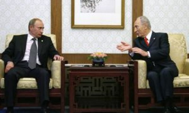 שמעון פרס עם ולדימיר פוטין [צילום: AP]
