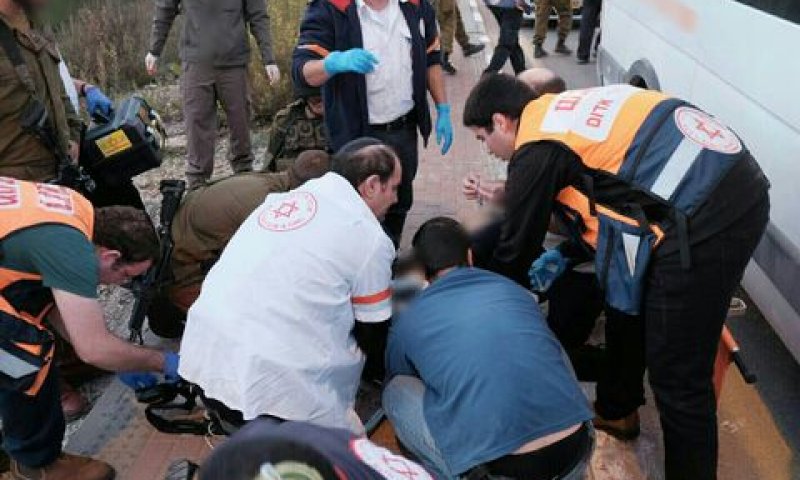פיגוע ירי בגוש עציון. עדיפות לקורבנות [צילום: דוברות מד"א]
