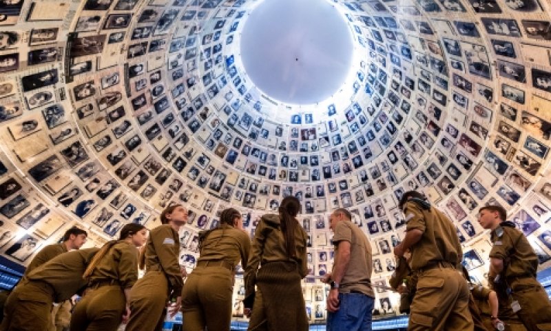 חיילים מבקרים במוזיאון יד ושם, השבוע [צילום: יונתן זינדל, פלאש 90]