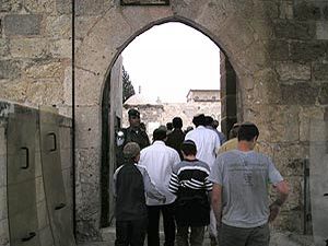 [יהודים נכנסים להר הבית דרך שער המוגרבים]