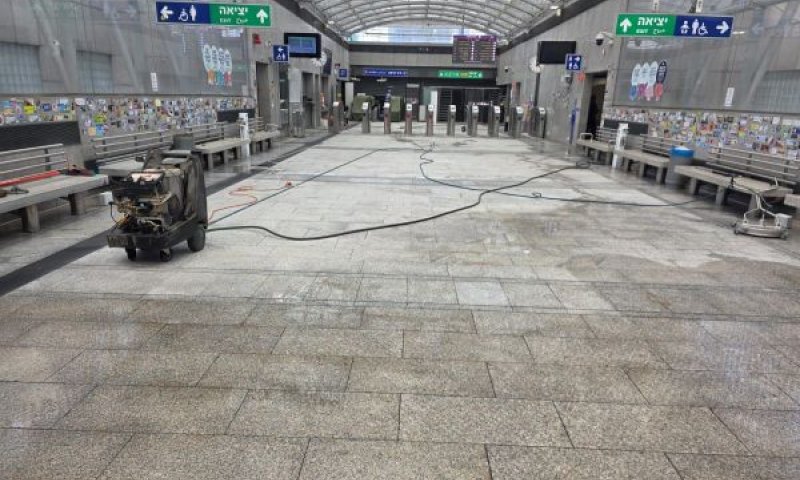 נקיונות אחרונים בתחנת תל אביב השלום לקראת חזרת הנוסעים [צילום: רכבת ישראל]