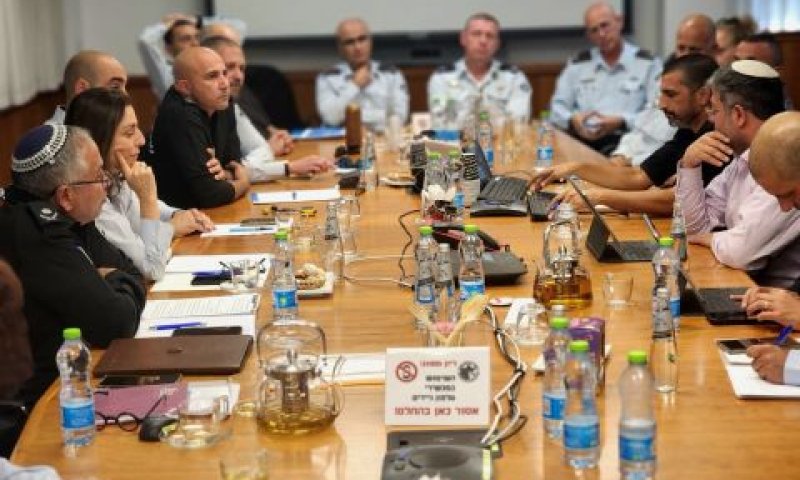 בן-גביר עם צמרת שב"ס [צילום: תקשורת השר]