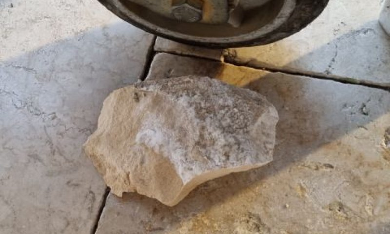 שברי האבן שנפלה [צילום: הקרן למורשת הכותל המערבי]