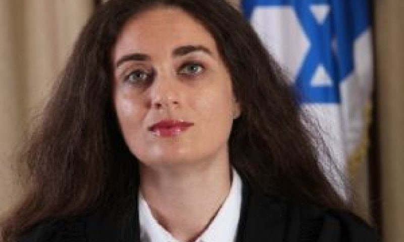 השופטת צור. העיצום הכספי - אמצעי אכיפה מנהלי [צילום: בוצ'צ'ו]