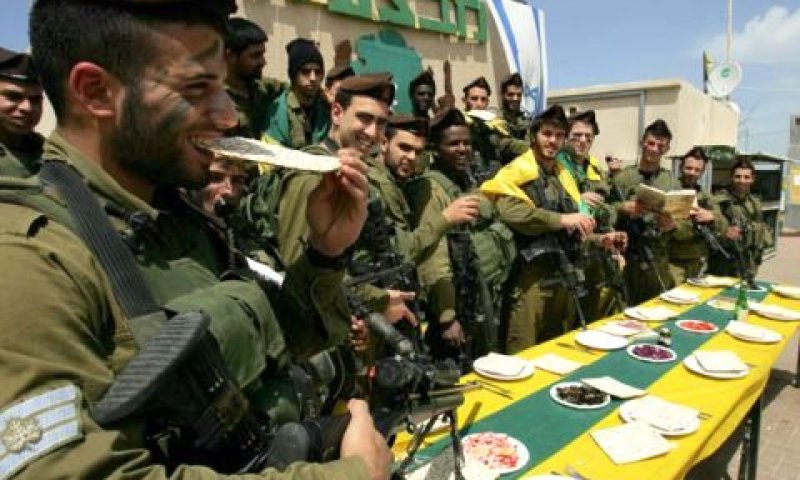 בגולני מוכנים לפסח [צילום: פלאש 90]
