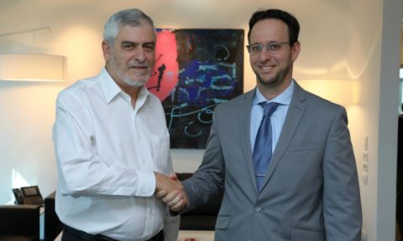 מימין לשמאל: רותם הרשקו, מנהל אמזון גלובל ו- דב קוטלר מנכ"ל בנק הפועלים [צילום: אביב גוטליב]