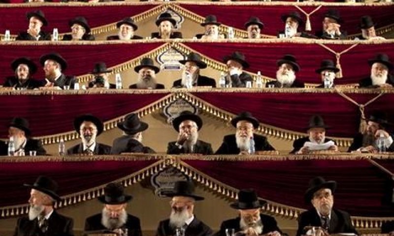 הרבנים בבימת המכובדים [צילום: AP]