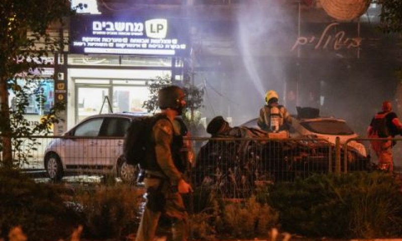 לוחמי אש מכבים את השריפה שגרמה הרקטה [צילום: אייל מרגולין/פלאש 90]