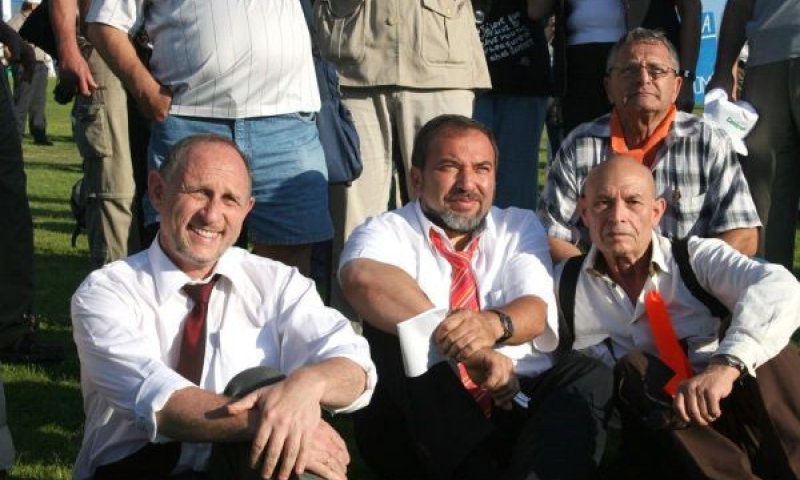 ליברמן ופעילי ישראל ביתנו על הדשא בגוש-קטיף