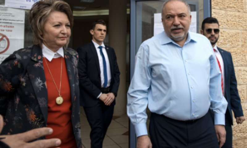 ליברמן ביום הבחירות. צפוי להמליץ על גנץ [צילום: צפריר אביוב/AP]