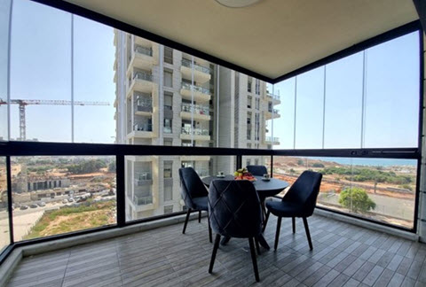 וילון הזכוכית הופך כל מרפסת לחלל נעים וממוזג[צילום: נוף זכוכית]