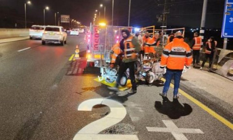 עבודות שינוי הסימון בכביש ירושלים תל אביב [צילום: נתיבי ישראל]
