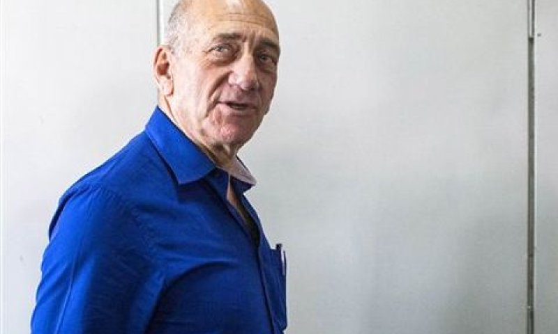 אולמרט. כבר בכלא [צילום: AP]