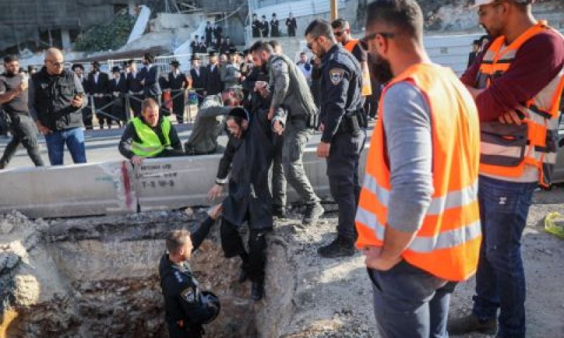 הפגנה נגד תוואי הרכבת [צילום: יונתן זינדל/פלאש 90]