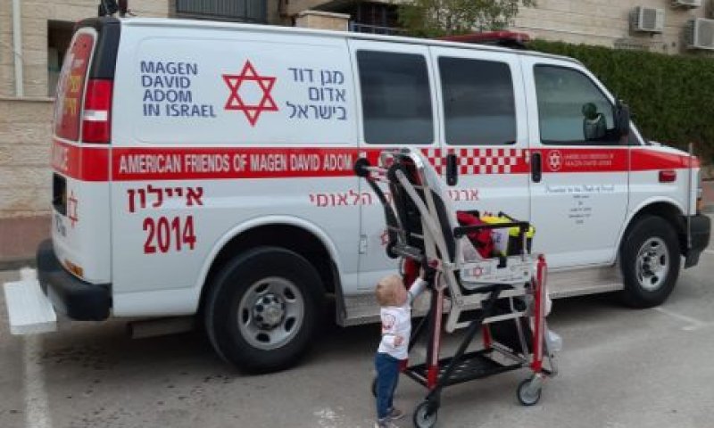 חובשת מדא אסתר קורץ בת שנה וחודשיים ממודיעין עילית [צילום: דוברות מדא]