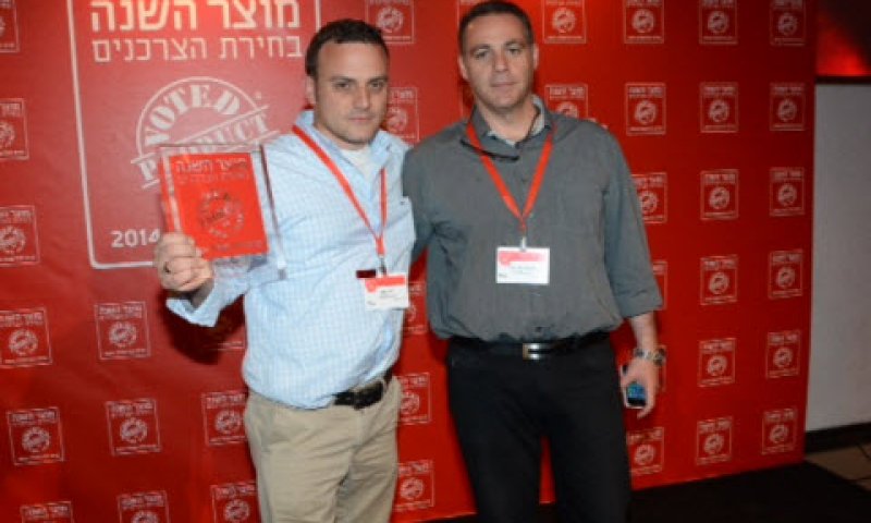 מימין לשמאל: יוסי שני מנהל השיווק ואריאל שרייבר מנכ"ל יופון [צילום: אביב חופי]