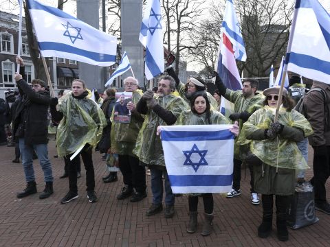 תומכי ישראל מחוץ לבית הדין [צילום: פטריק פוסט, AP]