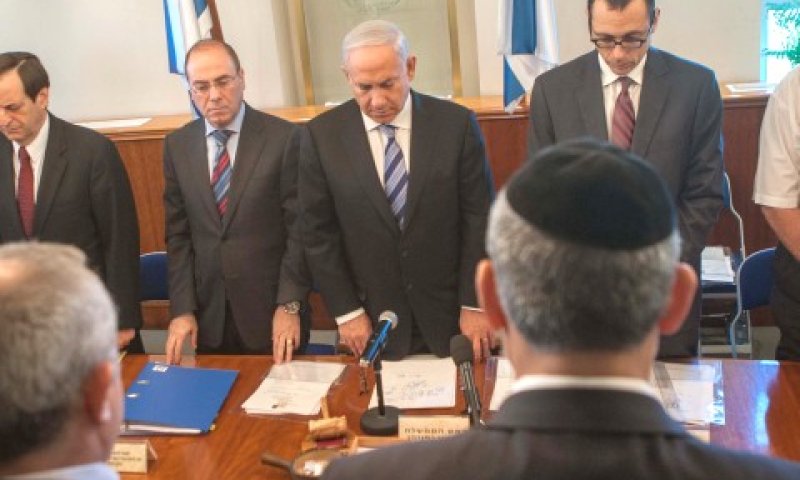 עומדים לזכר שמיר. ישיבת הממשלה [צילום: פלאש 90]
