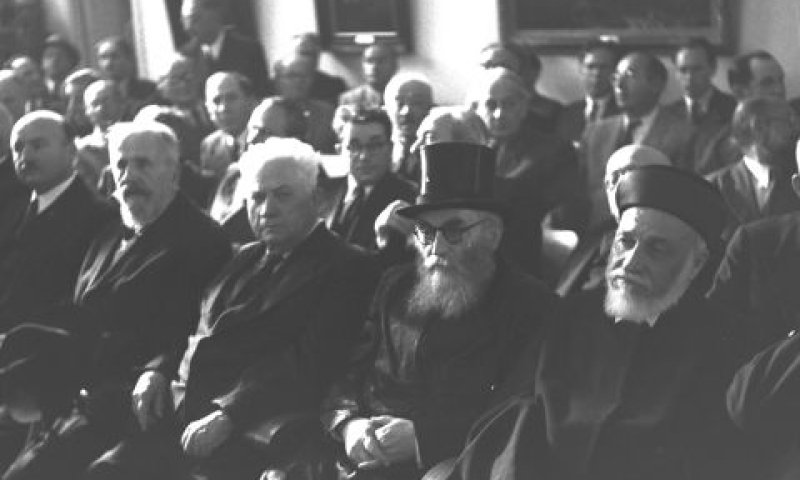הרבנים הראשיים במעמד הכרזת העצמאות [צילום: פרנק שרשל, לע"מ]