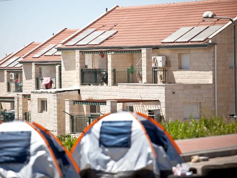 פעילים הקימו אוהלים סמוך לבתים [צילום: פלאש 90]