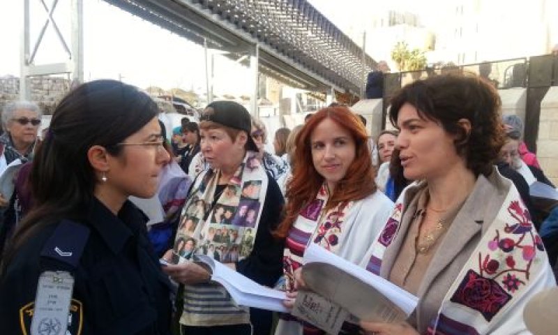 חברות הכנסת זנדברג ושפיר עוטות טליתות ברחבת הכותל [צילום: קשת עורי]