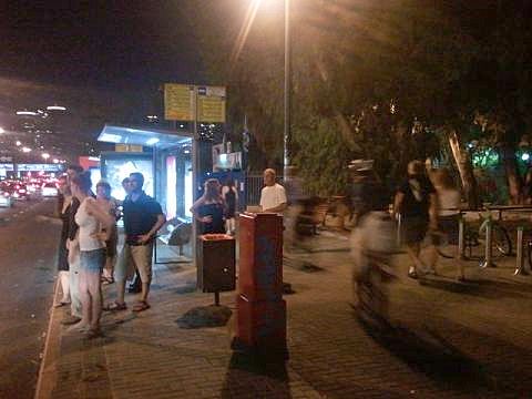 חלק מן הנוסעים התייאשו והלכו ברגל