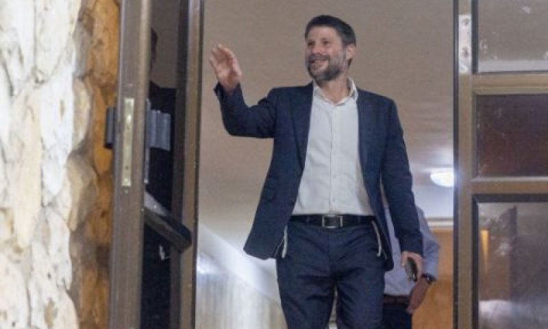 סמוטריץ' יוצא מביתו של דרעי [צילום: יונתן זינדל/פלאש 90]