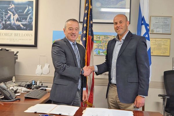 ד"ר איתן קליין וקולונל מת'יו בוגדנוס באירוע [צילום: Antiquities Trafficking Unit, Manhattan D.A Office]