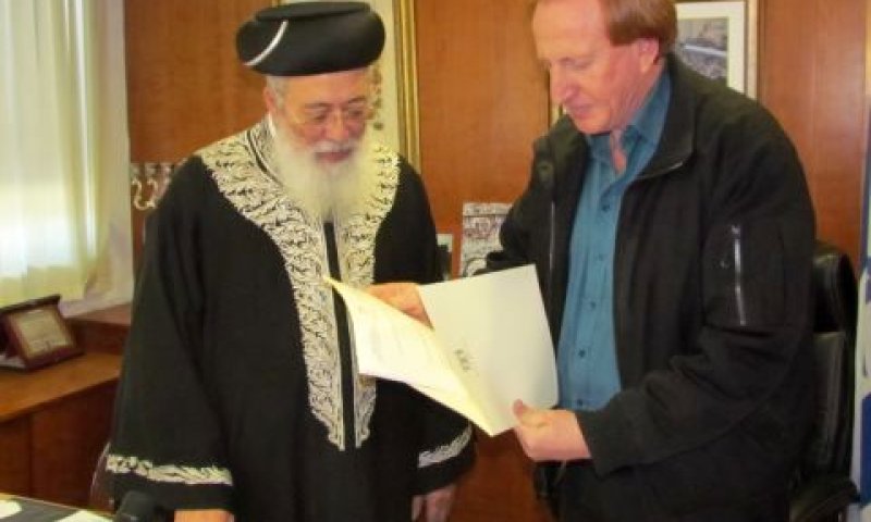 אליעד שרגא מקבל את חוות הדעת מהרב הראשי לישראל