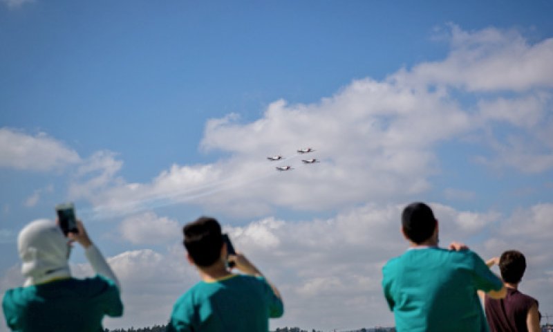 רופאי הדסה עין כרם צופים במטס [צילום: יונתן זינדל/פלאש 90]