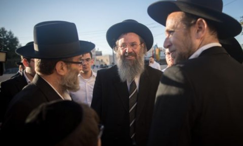 רבנים מגיעים לכינוס ולצידם ח"כ גפני [צילום: יונתן זינדל/פלאש 90]