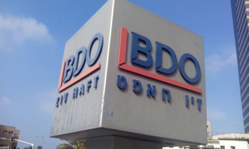 טוען לחוב של 900,000 שקל