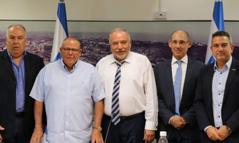 שר האוצר ליברמן עם נגיד בנק ישראל ויו"ר ההסתדרות [צילום: דוברות משרד האוצר]