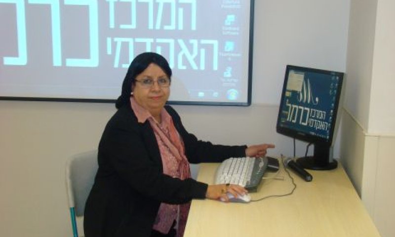 ד''ר רחאב עבד אלחלים באולם הרצאות במרכז האקדמי כרמל [צילום: מרכז אקדמי כרמל, יחסי ציבור]