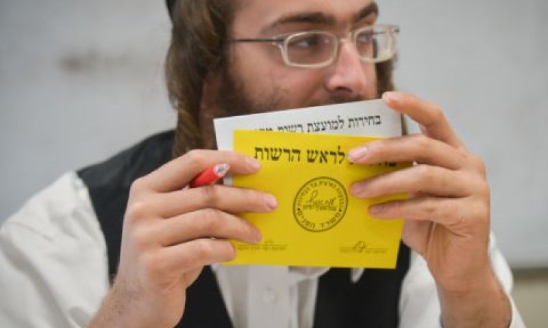 מצביע בקלפי בבני ברק [צילום אילוסטרציה: פלאש 90]